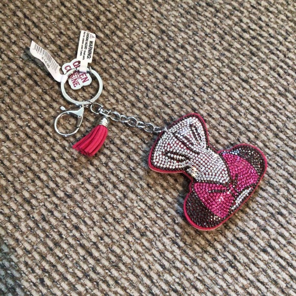 Disney Queen of Cuisine Chef Hat Key Chain - Picture 2 of 3